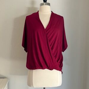 Veronica M Jersey Surplice Drape Short Kimono Sleeve
Tee in Maroon, Sz M